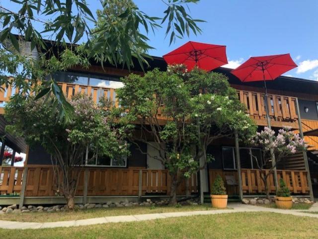 Piccadilly Motel Radium Hot Springs Exterior photo