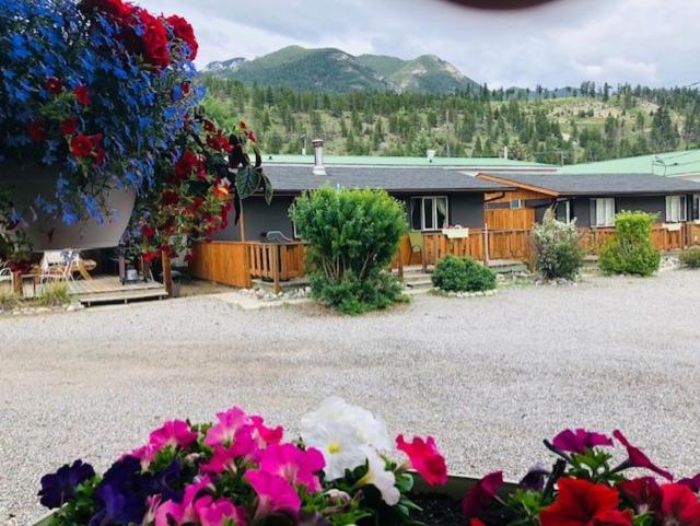 Piccadilly Motel Radium Hot Springs Exterior photo